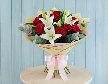 Букет цветов из:  Лилии и Розы в Комсомольском Республики Калмыкия