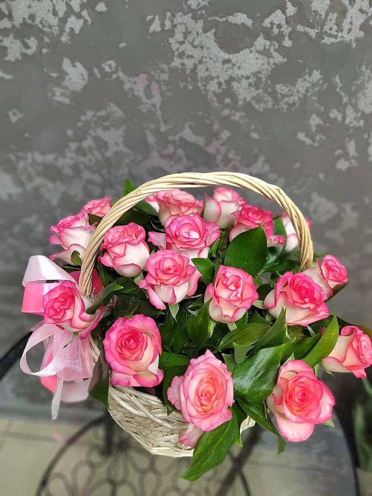 Цветочная композиция из Розы в корзине в Комсомольском Республики Калмыкия