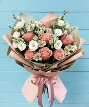 Букет цветов из:  Розы, Альстромерии и Лизиантусы в Комсомольском Республики Калмыкия