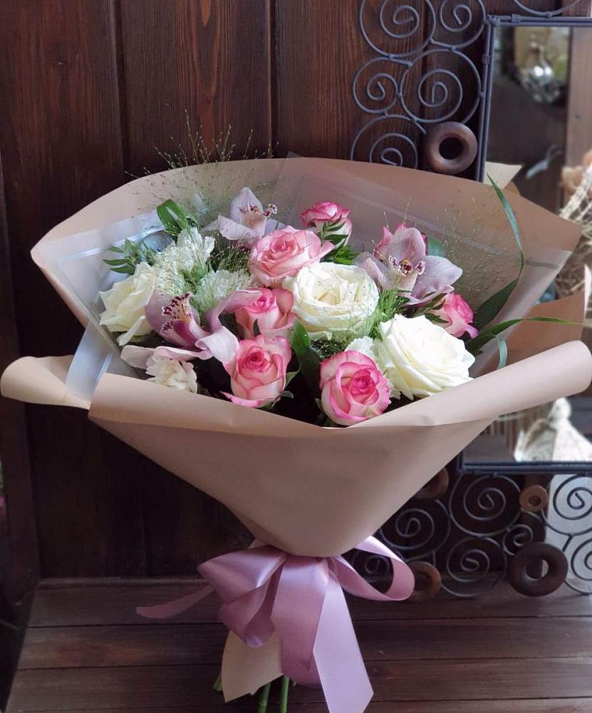 Букет цветов из: Гвоздики, Орхидеи, Розы и Хризантемы в Комсомольском Республики Калмыкия