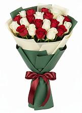 Букет Микс из красных и белых роз в Комсомольском Республики Калмыкия