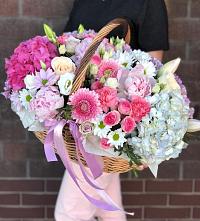 Цветочная композиция из Розы, Хризантемы, Пионы и Лизиантусы в корзине в Комсомольском Республики Калмыкия