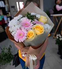 Букет цветов из:  Герберы, Розы и Хризантемы в Комсомольском Республики Калмыкия