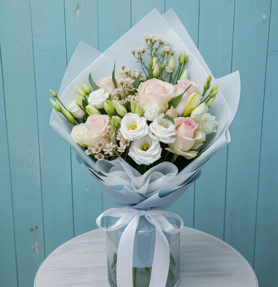 Букет цветов из: Розы и Лизиантусы в Комсомольском Республики Калмыкия