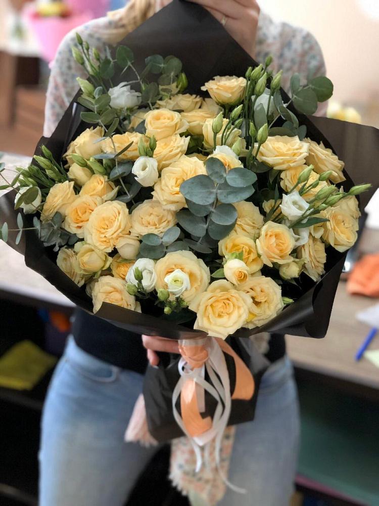 Букет цветов из: Розы и Лизиантусы в Комсомольском Республики Калмыкия