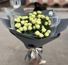 Букет Белые кустовые розы Солинеро в Комсомольском Республики Калмыкия