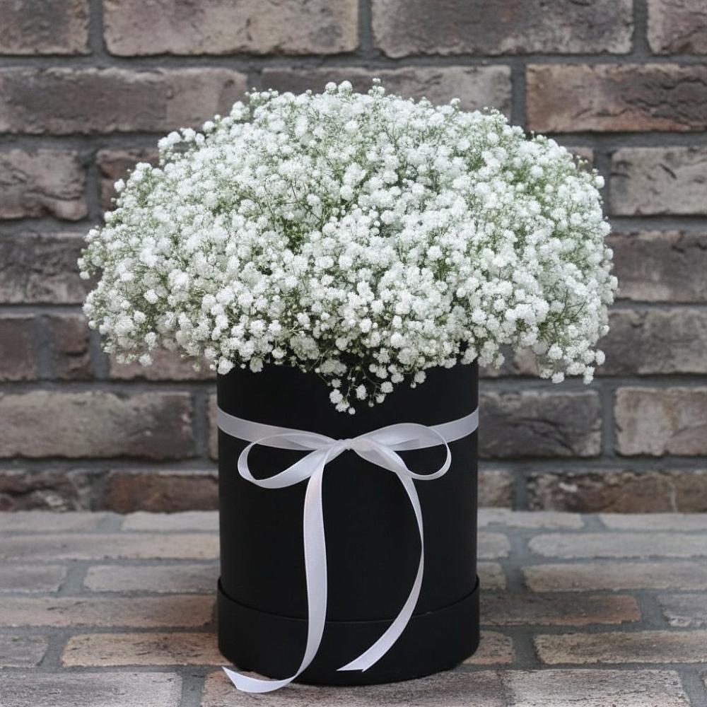 Цветочная композиция из Гипсофила в шляпной коробке в Комсомольском Республики Калмыкия