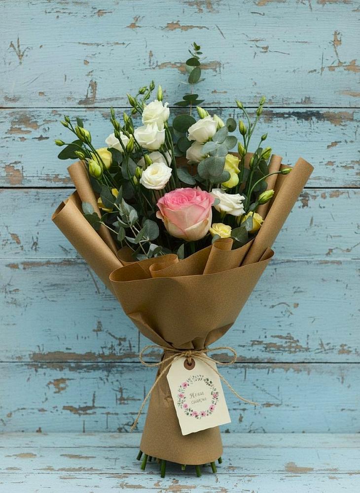 Букет цветов из: Розы и Лизиантусы в Комсомольском Республики Калмыкия