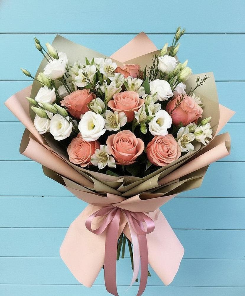 Букет цветов из: Розы, Альстромерии и Лизиантусы в Комсомольском Республики Калмыкия