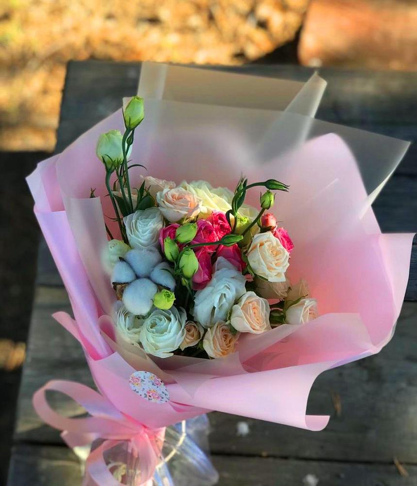 Букет цветов из: Розы и Лизиантусы в Комсомольском Республики Калмыкия