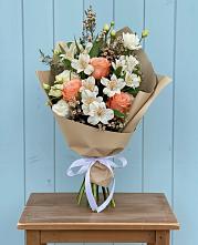 Букет цветов из:  Альстромерии, Лизиантусы, Розы и Хризантемы в Комсомольском Республики Калмыкия