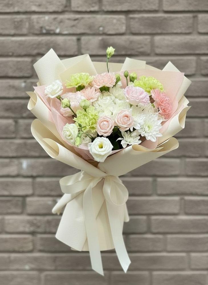 Букет цветов из: Гвоздики, Розы, Лизиантусы и Хризантемы в Комсомольском Республики Калмыкия