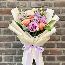 Букет цветов из:  Лизиантусы и Розы в Комсомольском Республики Калмыкия