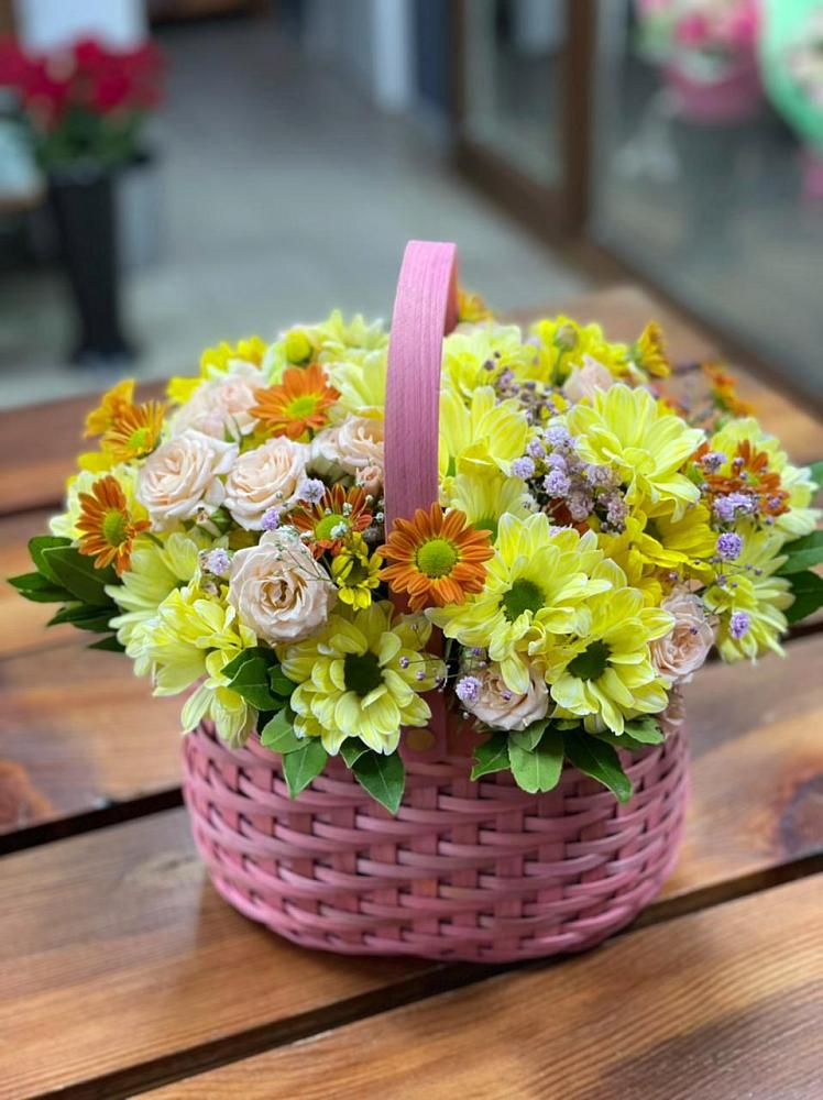 Цветочная композиция из Хризантемы и Розы в корзине в Комсомольском Республики Калмыкия