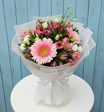 Букет цветов из:  Герберы, Альстромерии и Лизиантусы в Комсомольском Республики Калмыкия