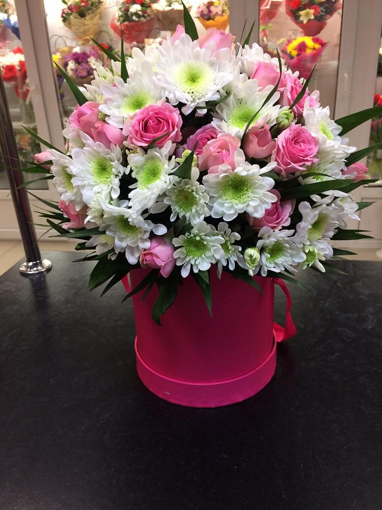 Цветочная композиция из Розы и Хризантемы в шляпной коробке в Комсомольском Республики Калмыкия