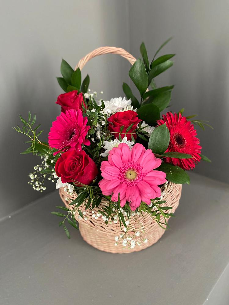 Цветочная композиция из Розы, Хризантемы и Герберы в корзине в Комсомольском Республики Калмыкия