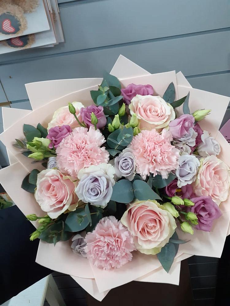 Букет цветов из: Розы, Гвоздики и Лизиантусы в Комсомольском Республики Калмыкия