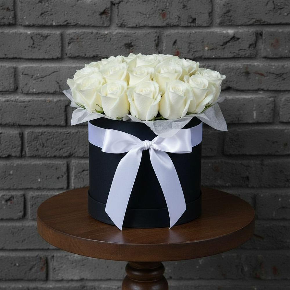 Цветочная композиция из Розы в шляпной коробке в Комсомольском Республики Калмыкия