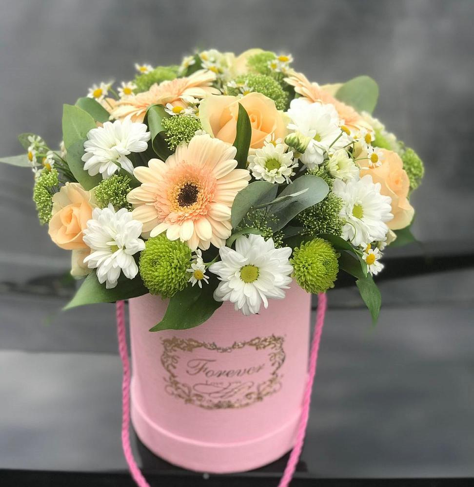 Цветочная композиция из Розы, Герберы и Хризантемы в шляпной коробке в Комсомольском Республики Калмыкия