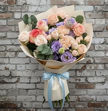 Букет цветов из:  Розы, Лизиантусы и Гвоздики в Комсомольском Республики Калмыкия