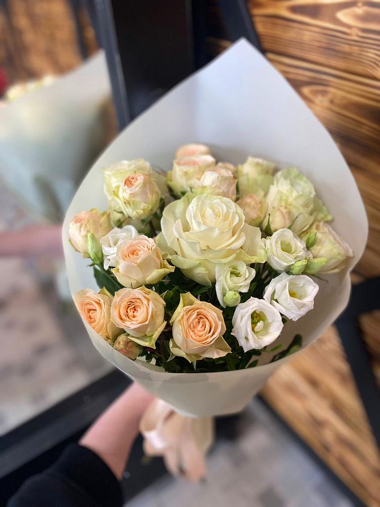 Букет цветов из: Розы и Лизиантусы в Комсомольском Республики Калмыкия