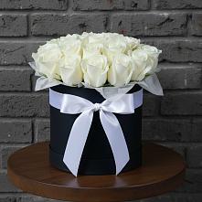 Цветочная композиция из Розы в шляпной коробке в Комсомольском Республики Калмыкия