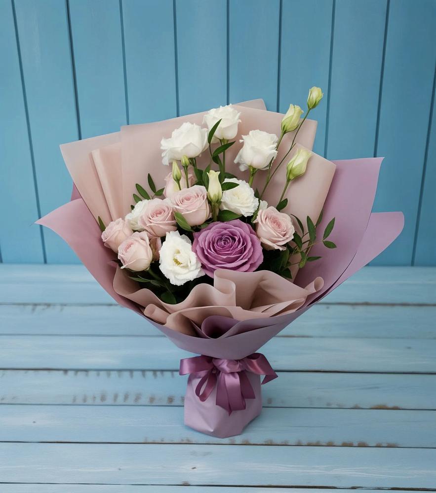 Букет цветов из: Розы и Лизиантусы в Комсомольском Республики Калмыкия