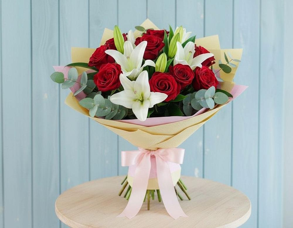 Букет цветов из: Лилии и Розы в Комсомольском Республики Калмыкия